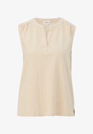 Beige mouwloze top met ronde halslijn, knoopsluiting aan de voorkant, lichte gather bij de schouders en zijsplitten aan de onderkant. Zachte stoftextuur.