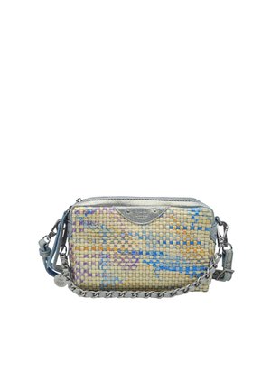 Petit sac bandoulière rectangulaire tissé avec un motif multicolore en bleu, orange et violet, garniture en cuir argenté et bandoulière chaîne.