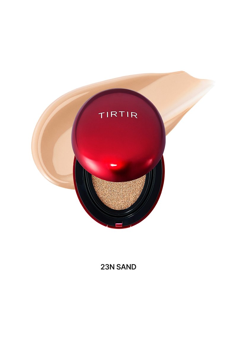 TIRTIR Kissen-Foundation in einem glänzenden roten Etui, mit einem Schwammapplikator auf einem goldenen Kissen, daneben ein cremiger beigefarbener Farbton. 23N SAND.