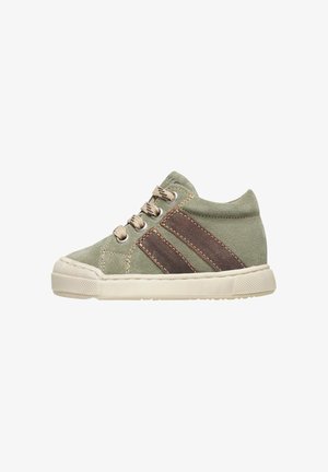 Kindersneaker van groen suede met beige veters, twee donkerbruine zijkanten en een dikke witte rubberen zool.