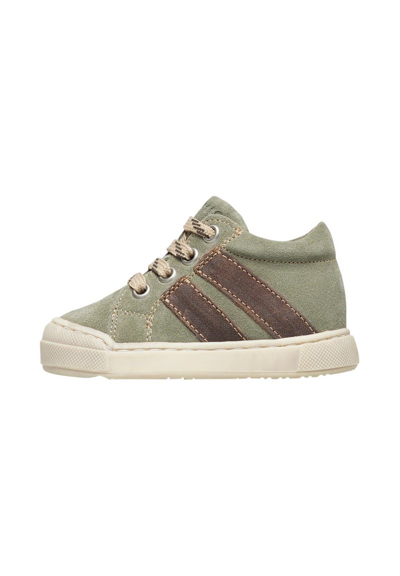 Sneaker verde in suede per bambini con lacci beige, due strisce laterali marrone scuro e una spessa suola in gomma bianca.
