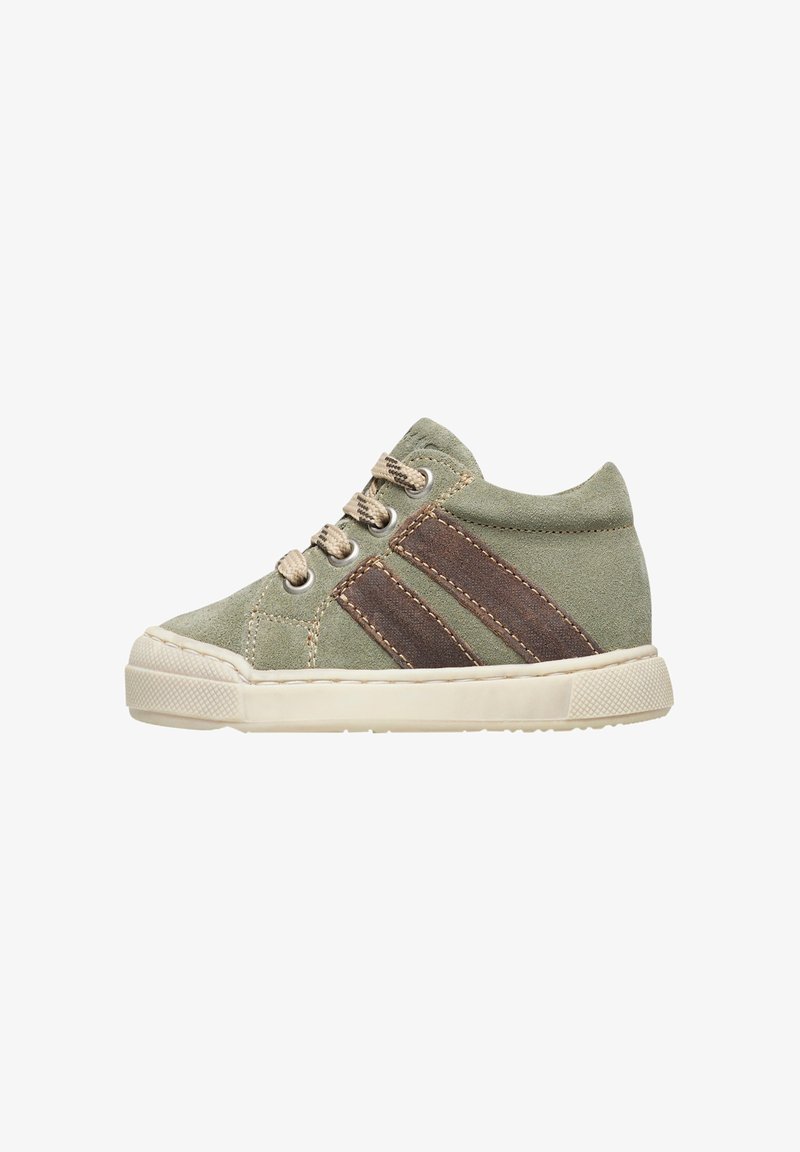 Zapatilla de ante verde para niño con cordones beige, dos franjas laterales marrón oscuro y una gruesa suela de goma blanca.