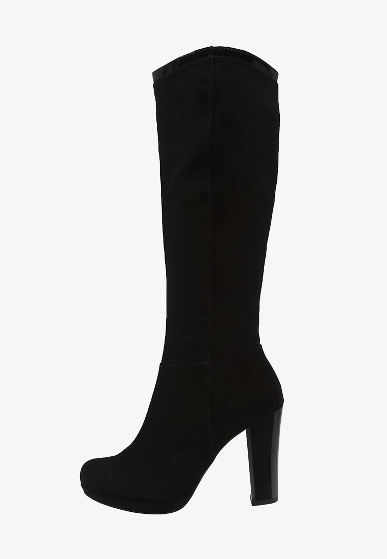 Botte haute en daim noir avec talon haut, bout rond et talon bloc, vue de côté sur fond blanc.