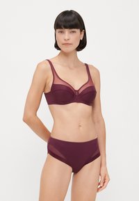 Bordeaux lingerie set met een doorschijnende kant BH met beugel en bijpassende hoge taille slip, gemaakt van zachte, gladde stof.