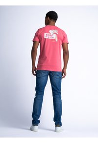 Petrol Industries Triko s potiskem - faded melon