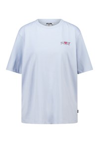 Lichtblauw katoenen T-shirt met korte mouwen en een ronde hals. Heeft een kleine rode afbeelding met vleugels op het linkerborstgebied.