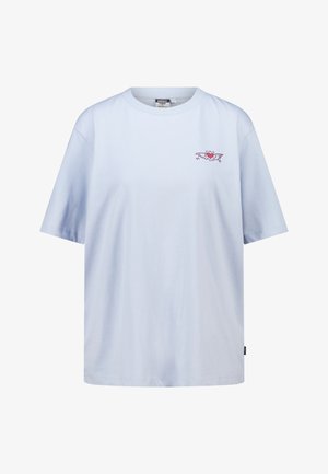 Camiseta de algodón azul claro con mangas cortas y cuello redondo. Presenta un pequeño gráfico rojo con alas en la zona del pecho izquierdo.