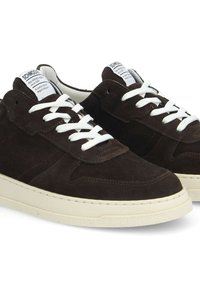 Sneakers atletici in suede marrone con lacci bianchi, suola in gomma testurizzata e linguetta imbottita con etichette del marchio. Accenti di design minimalista.