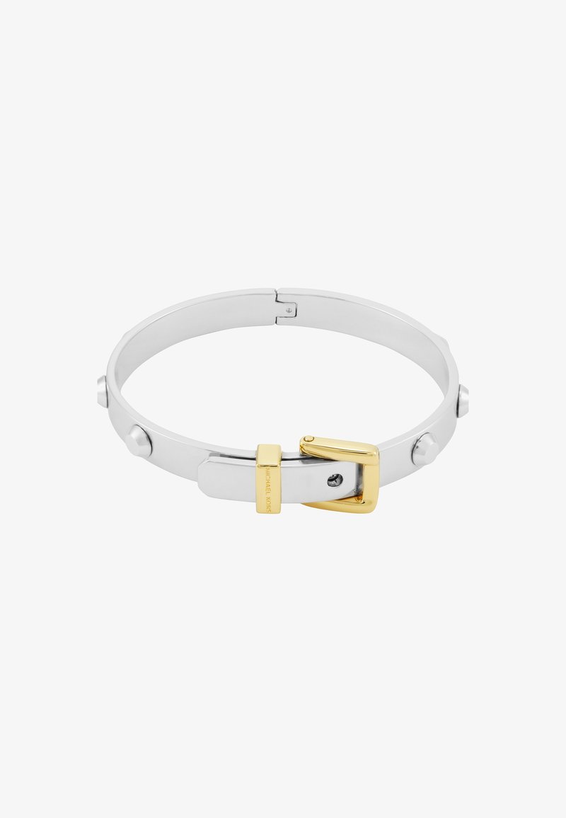Bracelet en métal couleur argent avec des clous ronds et un détail de boucle couleur or sur fond blanc.