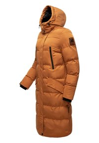 Dolga oranžna puffer jakna s kapuco, ki ima črne žepke z zadrgo, teksturirano tkanino in rebraste manšete. Izolirana zasnova.