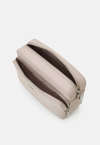 Borsa cosmetica rettangolare in pelle morbida rosa, con due scomparti con zip, hardware argentato e una texture liscia.