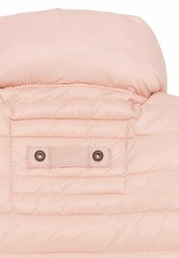 Helles rosa Pufferjacken-Collier mit horizontaler Steppstruktur, ausgestattet mit einem Etikett mit "Camel Active" und zwei metallischen Druckknöpfen.