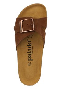 Bruin suède slide sandaal met een brede band en een metalen gesp. Zachte beige binnenzool met bedrukte logo- en maatdetails.