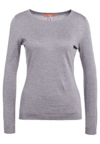 Jasnoszary, długi sweter dzianinowy z okrągłym dekoltem i subtelnym, teksturowanym wykończeniem, zaprojektowany z myślą o dopasowanym kroju.