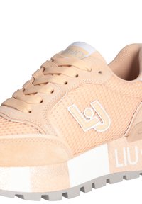 Sneaker mesh pesca con accenti in suede, suola bianca spessa con dettaglio glitterato e logo a contrasto sul lato.