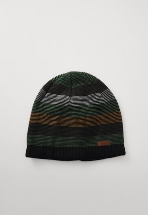 Strickmütze in grün, schwarz und braun gestreift mit strukturiertem Muster. Mit einem schwarzen gerippten Bündchen und einem Leder-Brandtag.