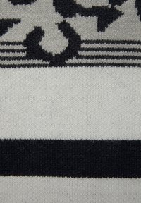 Textilgewebe mit einer strukturierten Oberfläche und einem schwarz-weißen Muster aus abstrakten Formen und horizontalen Streifen.