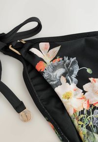 Zwarte bikinibroek met bloemenprint in oranje, roze en grijze tinten. Voorzien van verstelbare bandjes en goudkleurige details.