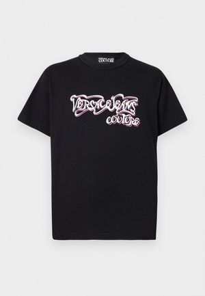 Tricou negru cu mâneci scurte, cu text stilizat alb și roz "Versace Jeans Couture" în centrul față.