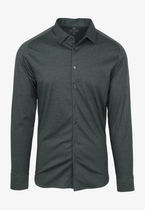 Grünes Langarm-Hemd mit Knopfleiste und Kragen, aus glattem Stoff mit sechs vorderen Knöpfen. Akzente in dunkleren Farbtönen auf den Schultern.