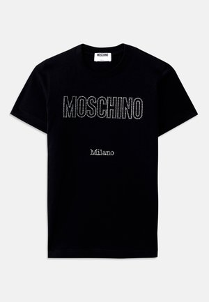 Svart bomull T-skjorte med "Moschino" og "Milano" i sølvgradering, båret med svarte bukser med vidde og en strukturert svart håndveske.