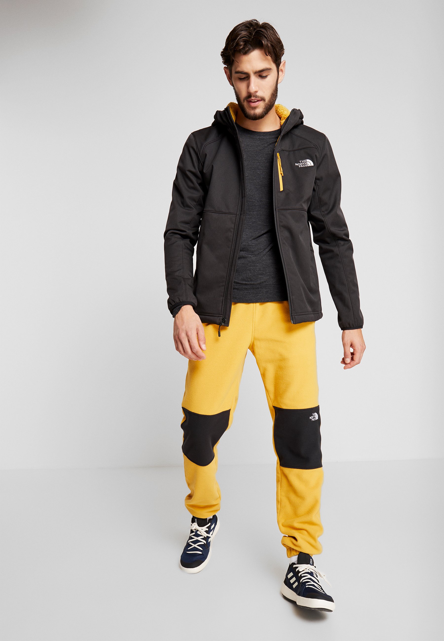 The North Face QUEST HOODED Softshelljas blackZwart The North Face Quest softshell jas heren tnf black Outdoor