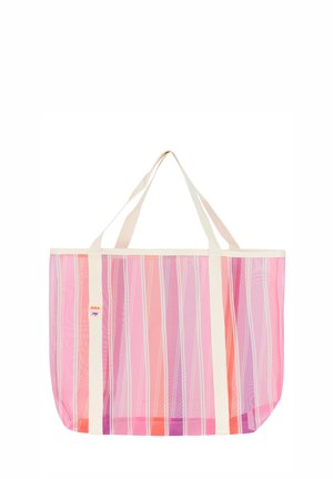 Grote roze gestreepte nettas met twee crèmekleurige handvatten en een klein label aan één handvat tegen een witte achtergrond.