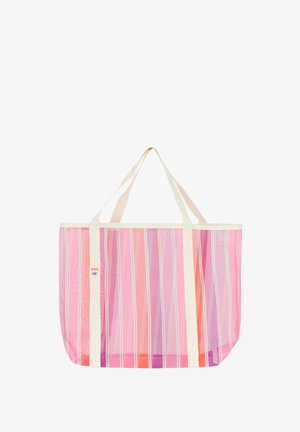 Grand sac cabas en filet rayé rose avec deux poignées crème et une petite étiquette sur une des poignées sur fond blanc.