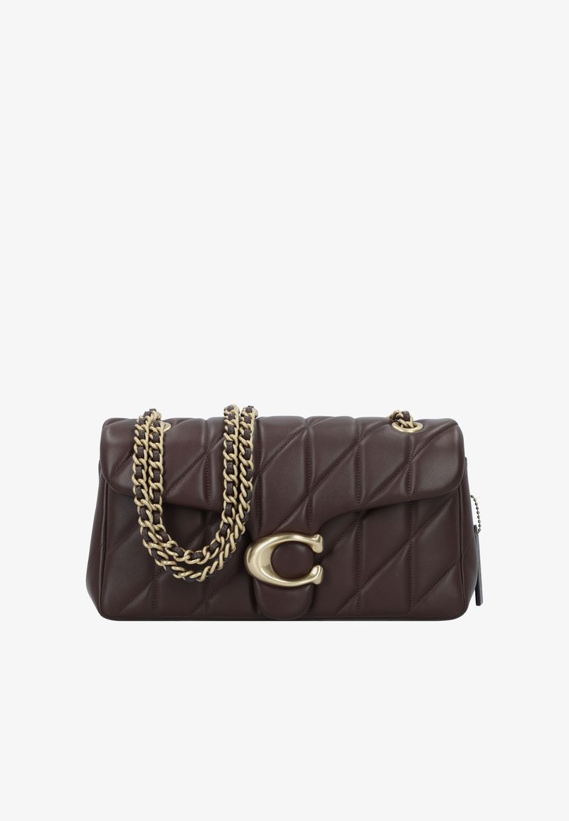 Bolsa de pele castanha, acolchoada, com uma alça de corrente dourada e um detalhamento de fecho com logótipo. Apresenta um fecho com aba e um padrão de superfície texturizado.
