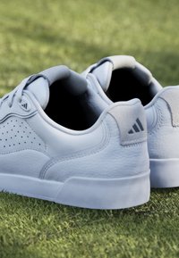 Vita lädersneakers med grå accenter, perforerade detaljer, vadderad krage och en slät gummisula. Varumärkeslogotyp på hälen.