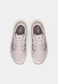 Αθλητικά παπούτσια ανοιχτού μωβ με πάνω μέρος από δίχτυ, κορδόνια στο ίδιο χρώμα και τρεις διαγώνιες ρίγες σε κάθε πλευρά. Μαλακή σόλα προσφέρει απορρόφηση κραδασμών.