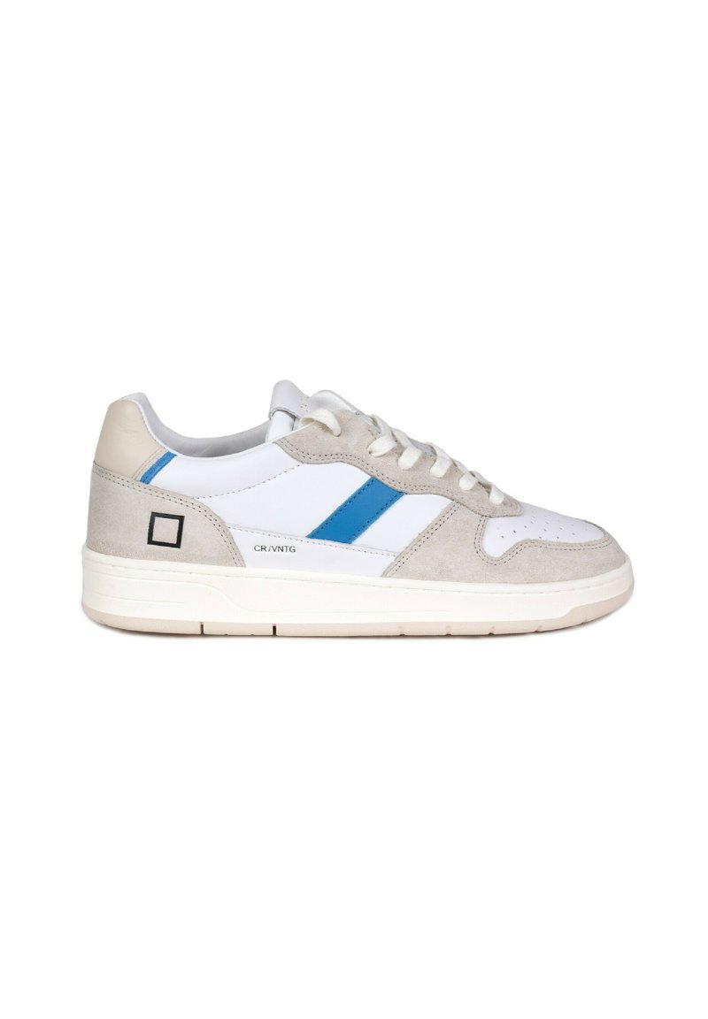 Sneakers con tomaia in pelle bianca, dettagli in suede grigio e strisce laterali blu. Presentano una suola intermedia di un crema chiaro e una punta forata per garantire traspirabilità.