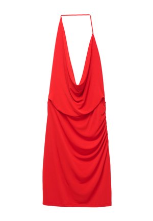 Abito rosso senza maniche con scollatura a V profonda e frontale drappeggiato, caratterizzato da lati arricciati e una texture di tessuto fluente. Materiale liscio e leggero.