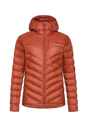 Giacca puffy rossa con cappuccio, caratterizzata da una chiusura centrale con zip, cuciture a chevron e logo sul petto. Tessuto liscio e leggero con finitura lucida.