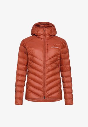 Giacca puffy rossa con cappuccio, caratterizzata da una chiusura centrale con zip, cuciture a chevron e logo sul petto. Tessuto liscio e leggero con finitura lucida.