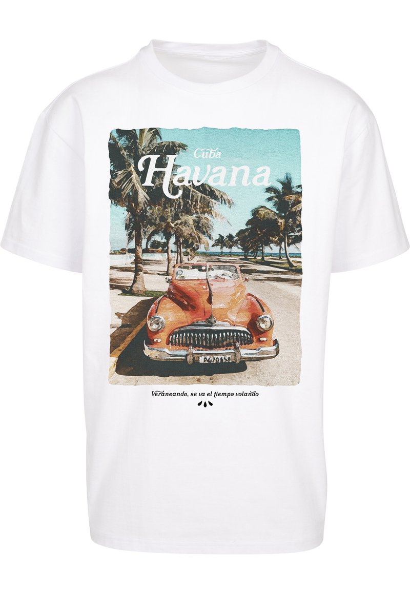 Valge t-särk, millel on retro punase auto graafika koos palmipuudega. Tekst says "Kuuba" ja "Havanna", koos lisaks hispaaniakeelse fraasiga allpool.