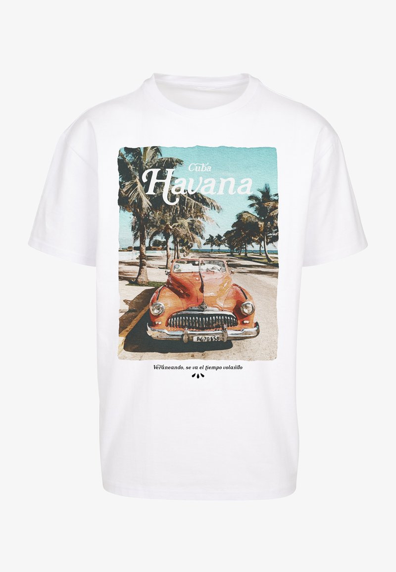 Hvid T-shirt med et vintage billede af en rød bil og palmetræer. Teksten siger "Cuba" og "Havana," med en yderligere spansk sætning nedenunder.