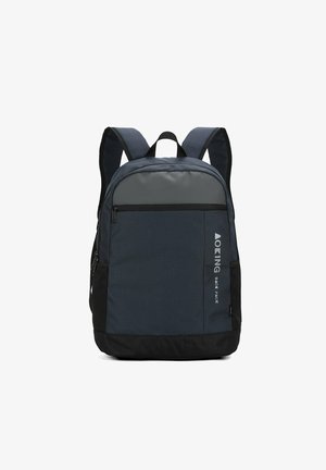 Marineblauer und schwarzer Rucksack mit gepolsterten Schultergurten, vorderer Reißverschlusstasche, seitlichen Netzfächern und vertikalem Logotext auf der Frontplatte.