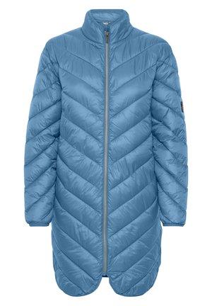 Hellesblaues, gesteppte lange Jacke mit hohem Kragen, Frontreißverschluss und Chevron-Muster. Glatte, glänzende Textur; verfügt über seitliche Schlitztaschen.