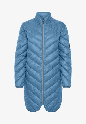 Vaaleansininen tikkivuorattu pitkä takki, jossa on korkea kaulus, etuvetoketju ja viistokuvio. Sileä, kiiltävä pinta; sisältää sivutaskut.