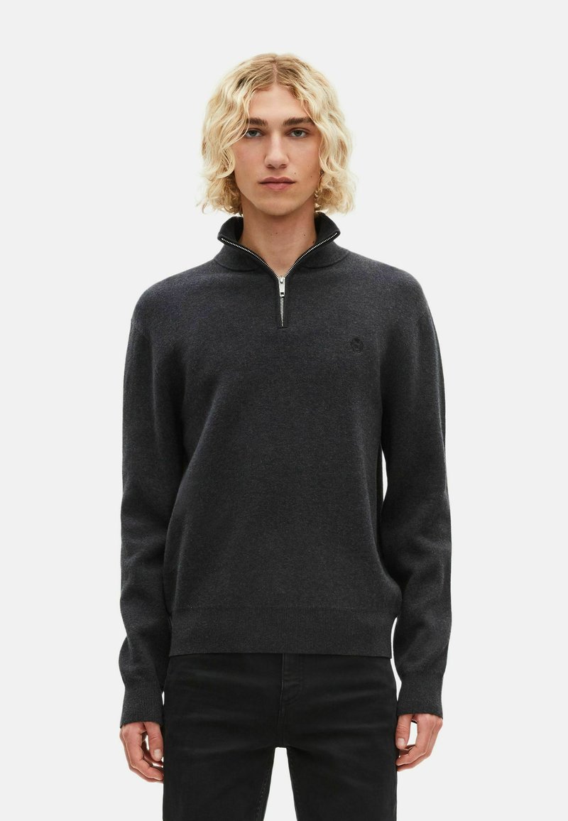 Donkergrijze pullover sweatshirt gemaakt van zacht materiaal. Heeft een kwart-rits kraag, lange mouwen en een subtiel logo op de borst.