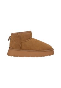 Botas de tobillo de ante en color marrón claro con puntera redonda, detalles en costura, forro de tela y suela de goma con agarre texturizado.