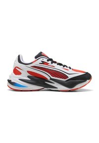 Sneaker atletico bianco, nero e rosso con pannelli in rete, lacci neri e una suola spessa con un accento blu vicino al tallone.