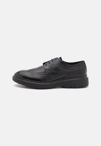 Scarpe da uomo in pelle nera con dettagli brogue, punta arrotondata e suola testurizzata. Presentano un design con lacci e un'altezza del tacco moderata.