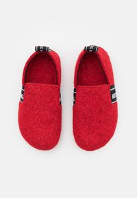Chaussons en feutre rouge avec un bout arrondi, un dos élastique et des accents de marque noire sur le côté. Texture douce et design à enfiler.