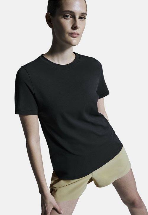 On FOCUS - Basic T-shirt - black — foto 6