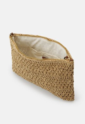 Geweven stro clutch tas met een natuurlijke beige kleur, gevoerd met lichte stof, voorzien van een gouden rits en een driehoekige vorm.