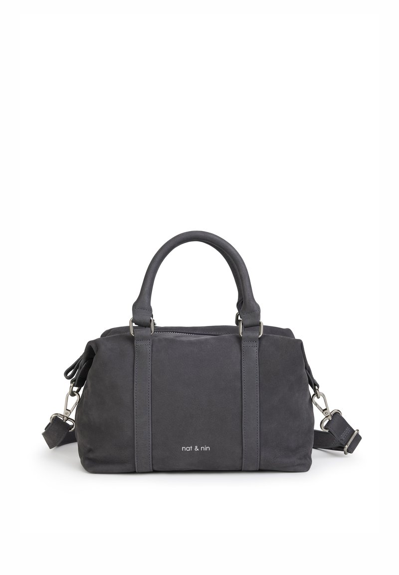 Sac à main en daim noir avec poignées supérieures doubles, bandoulière réglable et quincaillerie en argent. Présente un design élégant avec un logo discret.