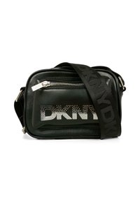 Borsa a tracolla nera in pelle con chiusura zip, dotata di un logo in borchie metalliche e una tracolla regolabile texturizzata.