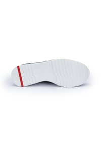 Suola della scarpa in gomma bianca con un motivo testurizzato; presenta una striscia rossa accentuata vicino al tallone. Design pulito e moderno.